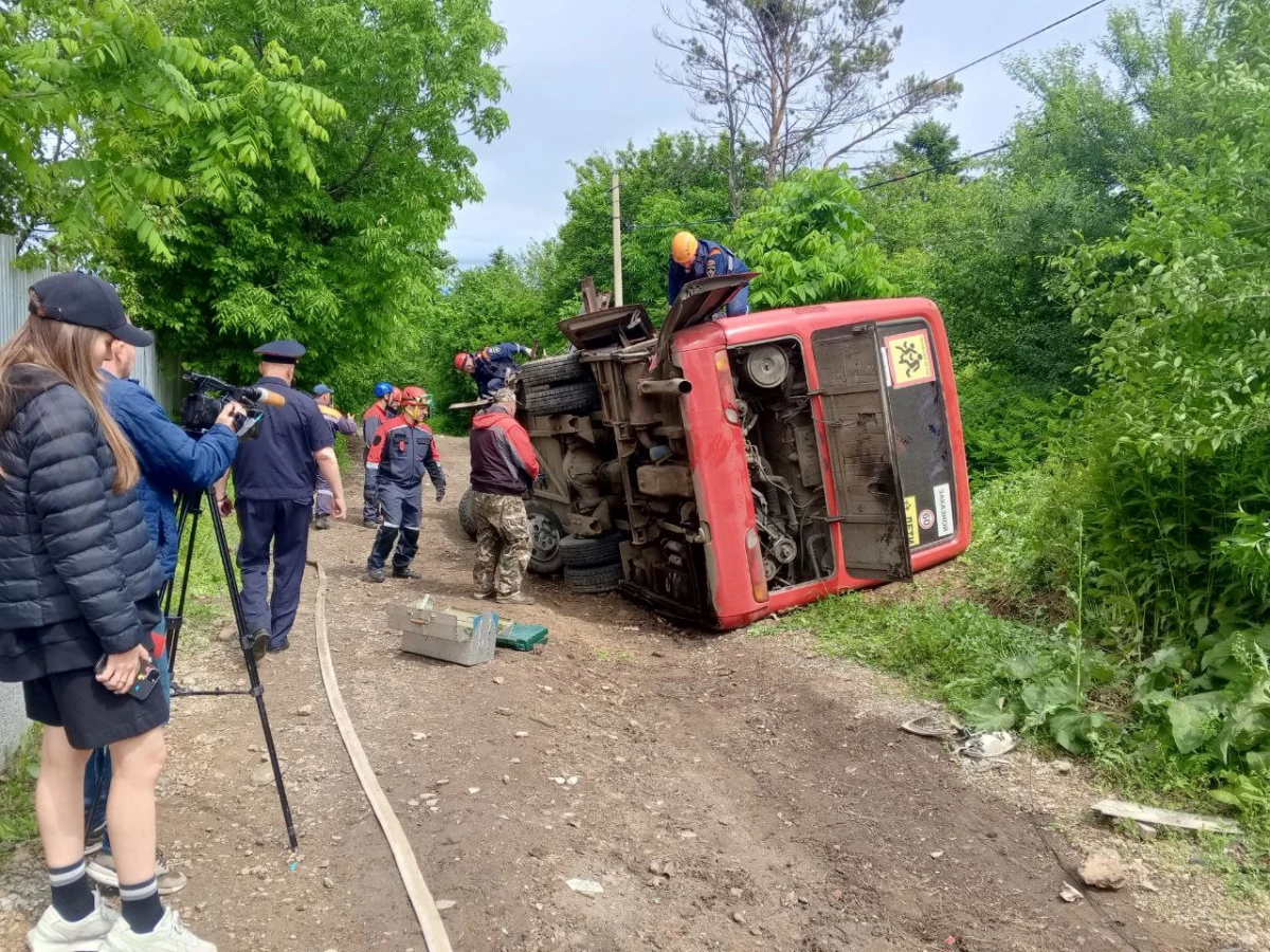 Автобус с детьми опрокинулся под Хабаровском – что известно - tvspb.ru