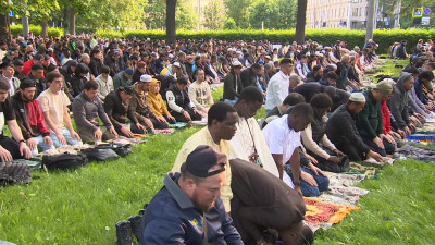 Тысячи мусульман встретили Курбан-байрам в Петербурге