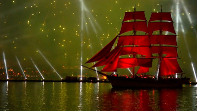 Отважный кораблик и его «Алые паруса»: как отмечали праздник выпускников в Ленинграде