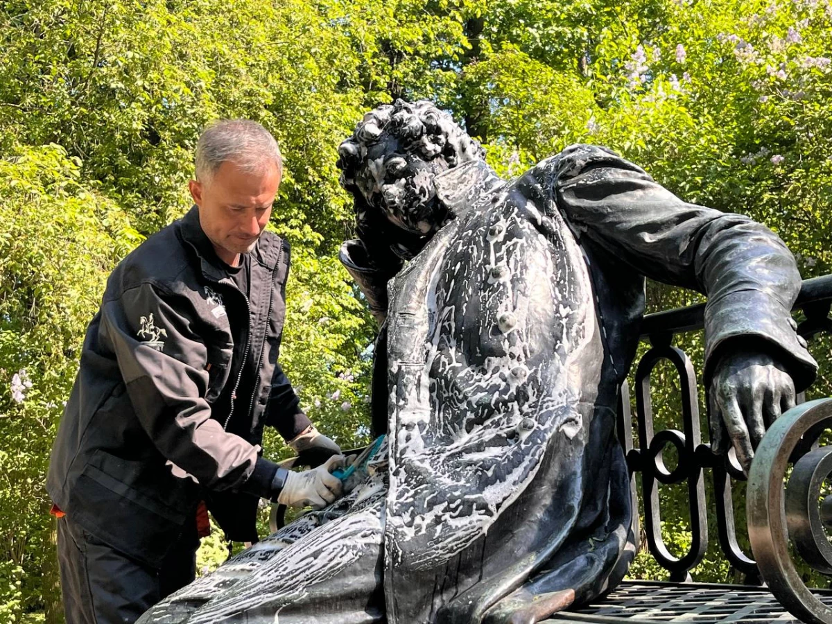В Пушкине реставраторы подготовили памятники Александра Сергеевича накануне дня рождения - tvspb.ru