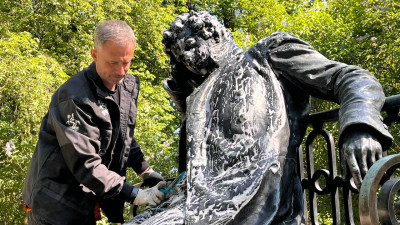 В Пушкине реставраторы подготовили памятники Александра Сергеевича накануне дня рождения