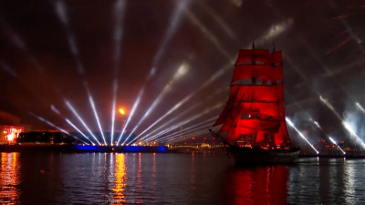 В Петербурге стартовал праздник выпускников «Алые паруса»