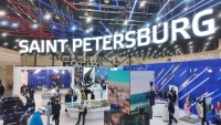 Первые деловые встречи, новинки автопрома, роботы и Лабубу: чем запомнится нулевой день ПМЭФ