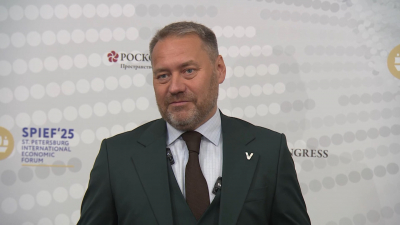 Александр Бельский осмотрел главные достижения города на стенде Петербурга на ПМЭФ