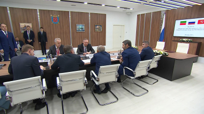 Александр Беглов провел на полях ПМЭФ-2025 встречу с главой Татарстана