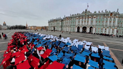 Александр Беглов поздравил петербуржцев с Днем молодежи
