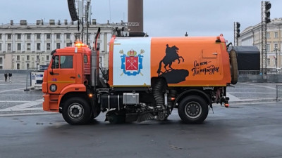 Коммунальные службы привели в порядок Дворцовую площадь и набережные после «Алых парусов»