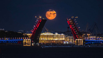 Над Петербургом взошла «Клубничная Луна» в ночь на 11 июня