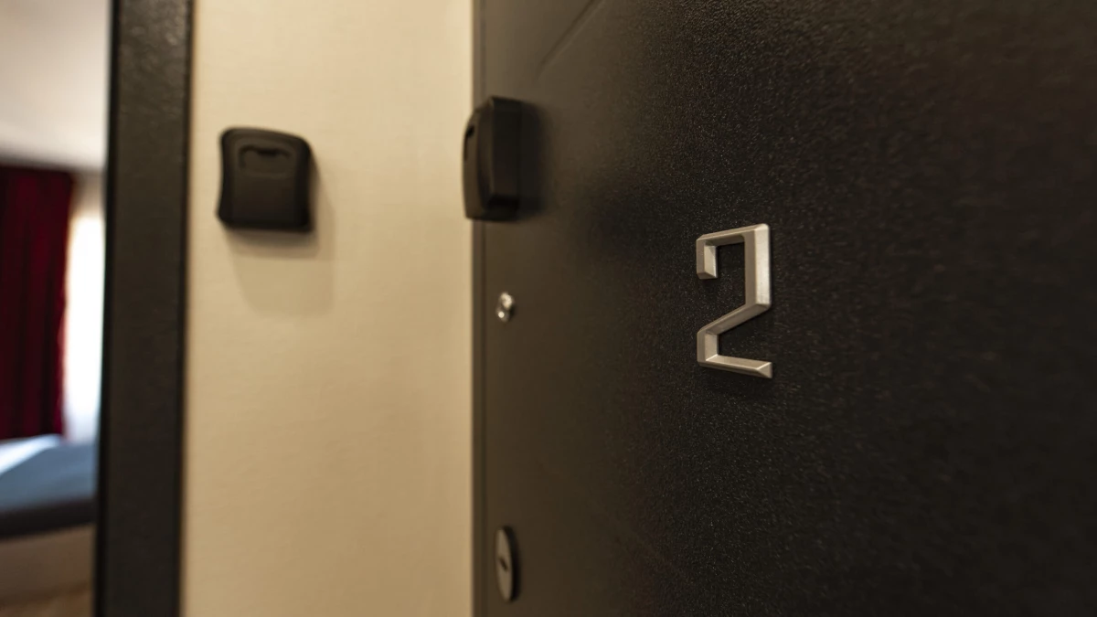 Под наблюдением: когда защита парадной превращается в нарушение закона - tvspb.ru