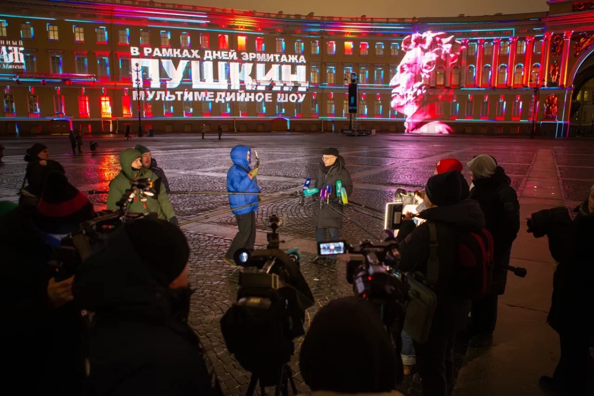 В главном музее города продолжается выставка «Эрмитажные мгновения-2025», среди работ – кадры съемок телеканала «Санкт-Петербург» - tvspb.ru