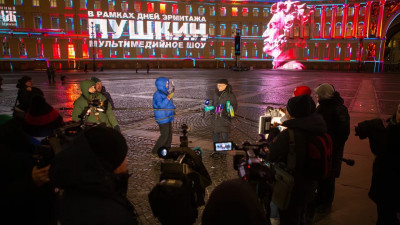 В главном музее города продолжается выставка «Эрмитажные мгновения-2025», среди работ – кадры съемок телеканала «Санкт-Петербург»