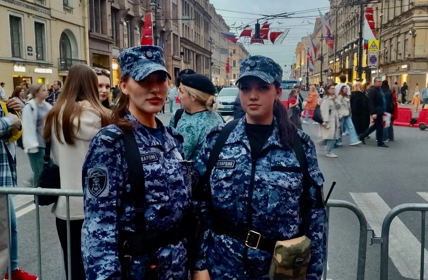 В Петербурге росгвардейцы вернули матери сына, потерявшегося на репетиции «Алых парусов» - tvspb.ru