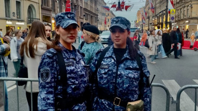 В Петербурге росгвардейцы вернули матери сына, потерявшегося на репетиции «Алых парусов»