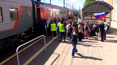 398 школьников и 20 педагогов из города-побратима Мариуполя приехали на отдых в Петербург