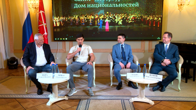 Чемпион мира по боксу Дмитрий Бивол провел встречу с болельщиками в Санкт-Петербургском Доме национальностей