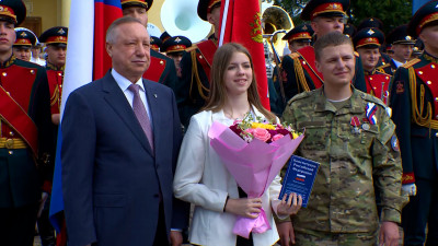 Юные петербуржцы получили свои первые паспорта из рук Александра Беглова