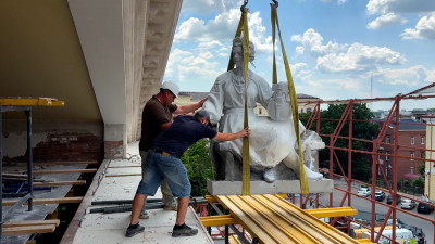 На фасад мариупольского Драмтеатра возвращаются скульптуры