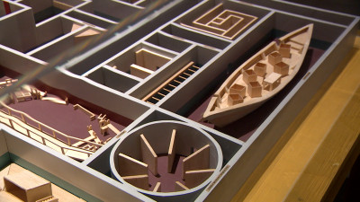 Памятник исчезнувшей цивилизации: в Петербурге презентовали новый музейный каталог выставки Ильи и Эмилии Кабаковых