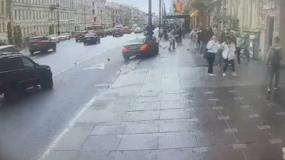 На Невском проспекте «Мерседес» вылетел на тротуар и врезался в столб