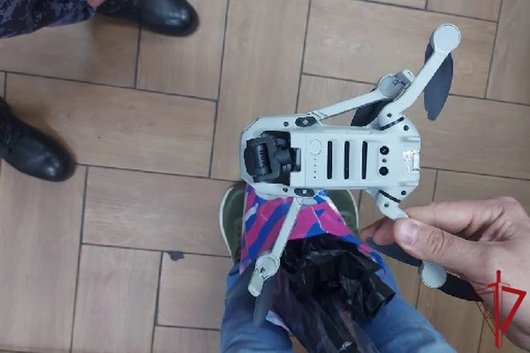 Мужчин, пытавшихся скрыться с упавшим дроном, задержали на проспекте Славы - tvspb.ru