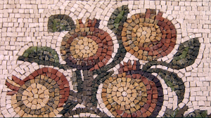 Разбитую чашку — и склеивать не надо: создаём мозаичный декор для дачи из битой посуды