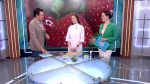 Необычный салат из клубники и листьев одуванчика