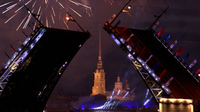 От изысканных ваз – до мостов и фонтанов: какие подарки получал Петербург ко Дню рождения