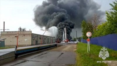В Нижегородской области начался мощный пожар на производстве битума