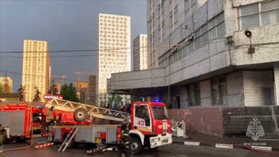 В Москве из загоревшегося здания на Пермской улице спасли 33 человека