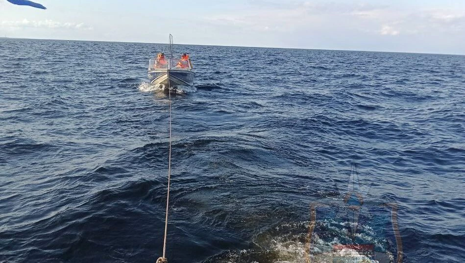 На Ладожском озере спасли пять человек с заглохшего катера - tvspb.ru