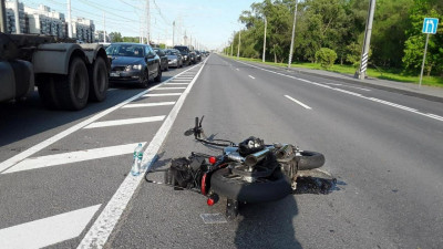 Водитель «Роллс-Ройса», сбивший мотоциклиста на Петергофском шоссе, стал фигурантом уголовного дела