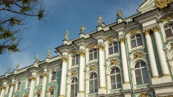 На входе в Эрмитаж собралась огромная очередь в день бесплатного посещения
