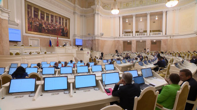 План законопроектных работ, нацпроект «Семья» и подведение итогов: как прошло заседание ЗакСа в Мариинском дворце