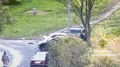 В Петербурге будут судить хулигана, который на парковке разбил три машины, ущерб превысил 300 тысяч рублей