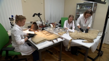 Необычный защитный костюм показали в Эрмитаже