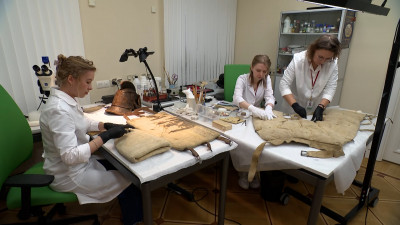 Необычный защитный костюм показали в Эрмитаже