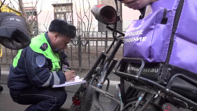 В Петербурге с 1 июля начнут действовать скоростные ограничения для курьеров на электротранспорте