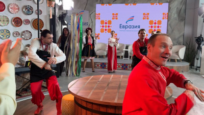 Песни, танцы, развлекательная программа: чем удивляют гостей ПМЭФ-2025