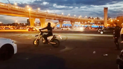 Полицейские сорвали «сходку» любителей дрифта на Крестовском острове – 12 машин изъяли