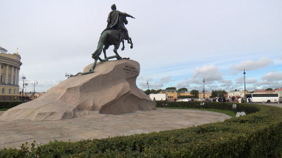 Александр Беглов поздравил петербуржцев с 353-летием со дня рождения Петра I