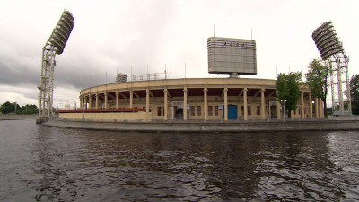 От Ждановской набережной отбуксировали плавучий хостел