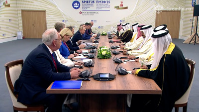 Владимир Путин встретился представителем короля Бахрейна Насером Бен Хамадом Аль Халифой на ПМЭФ-2025