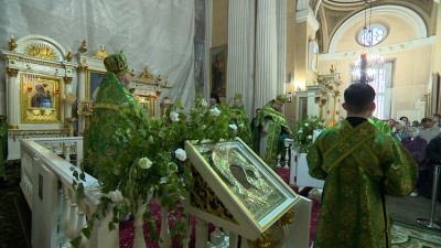 Православные верующие отмечают День Святой Троицы