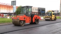 Петербуржцам показали, как обновляют асфальт в Приморском районе