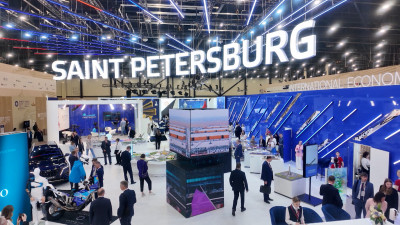 Александр Беглов осмотрел стенд Санкт-Петербурга в «Экспофоруме»