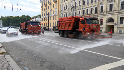Улицы Петербурга убирают в усиленном режиме, несмотря на праздники
