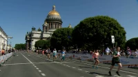 Тысячи бегунов из 70 городов вышли на старт марафона «Экиден» в Петербурге