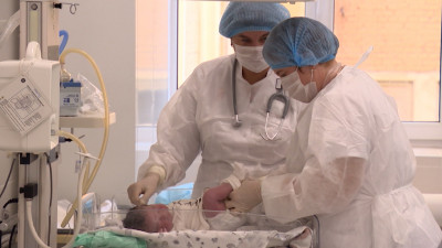 Герои даже в свой праздник: как медики спасают жизни петербуржцам и помогают им появляться на свет