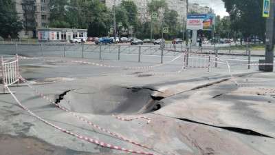 Специалисты «Теплосети» устраняют последствия прорыва трубы на улице Белы Куна