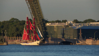 Бесплатный проезд по ЗСД, развод мостов и перекрытия — как Петербург готовится к «Алым парусам»